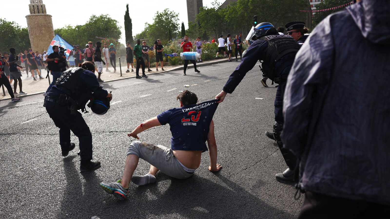Paris security tightens as psg arsenal final sparks clashes