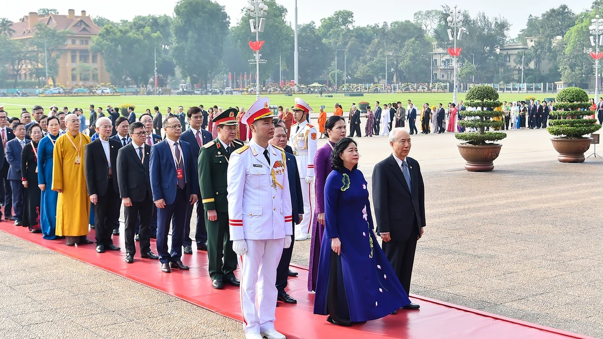 [Photo] Une délégation participant au 11e Congrès national du Front de la patrie vietnamienne visite le mausolée du président Hô Chi Minh.