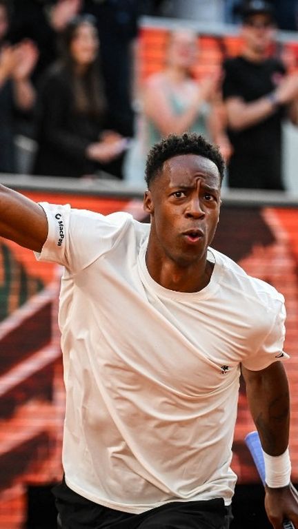 Gaël Monfils s'est entouré de plusieurs stars du tennis lors de sa soirée d'adieu, le 21 mai 2026, sur le court Philippe-Chatrier de Roland-Garros. (MATTHIEU MIRVILLE / AFP)