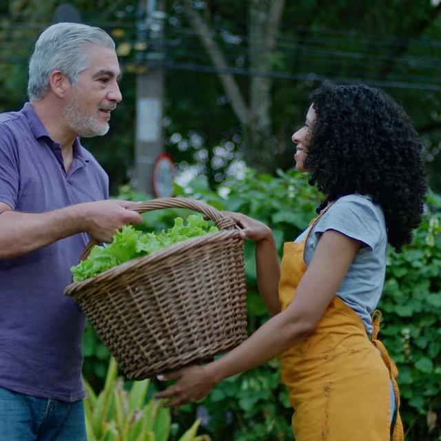 Jardiner à plusieurs est une activité physique et sociale qui a de nombreux bénéfices sur la santé selon la première étude clinique sur le sujet. © Marco, Adobe Stock