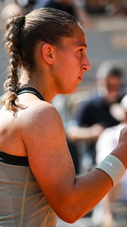 La Française Diane Parry poing fermé lors de son match du 3e tour à Roland-Garros, face à l'Américaine Amanda Anisimova, le 30 mai 2026. (MATTHIEU MIRVILLE / AFP)