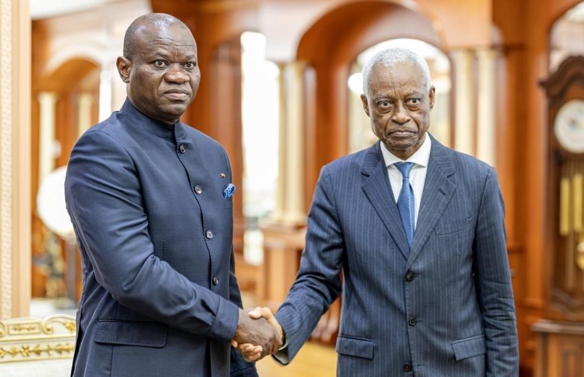 President Brice Clotaire Oligui Nguema meeting Mayor Eugène Mba at the presidential palace