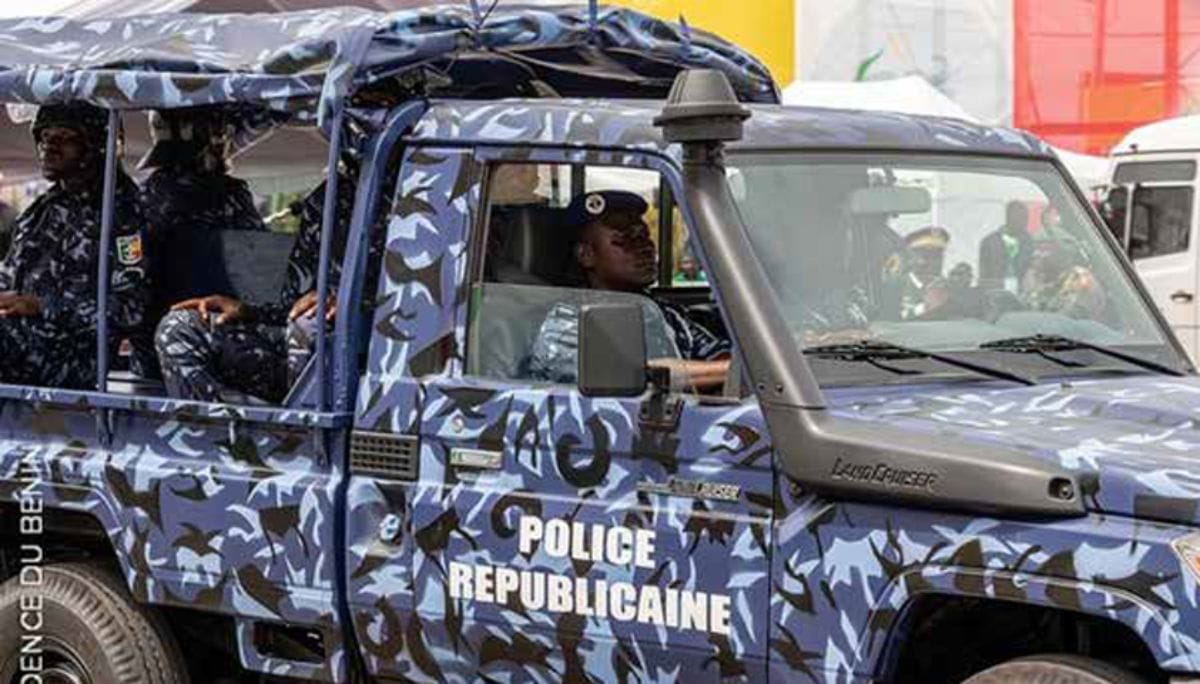 A vehicle from the Republican Police