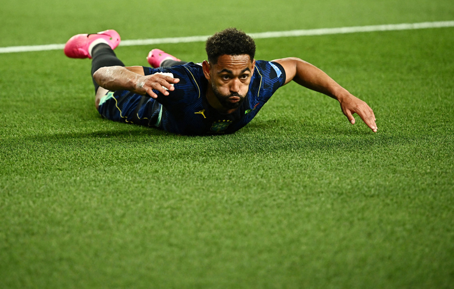 Brazil's Vinícius Júnior controls the ball against Haiti