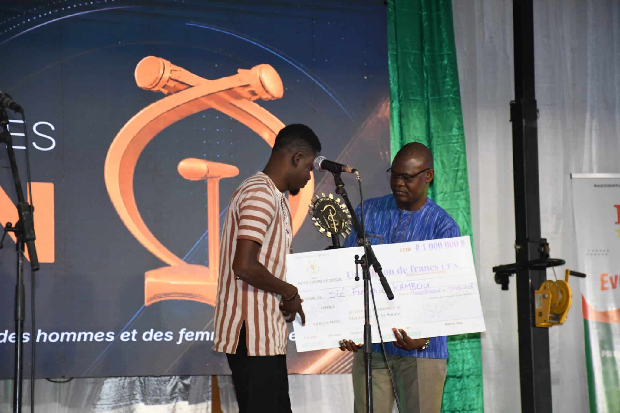 Sié Frédéric Kambou receiving Galian Prize