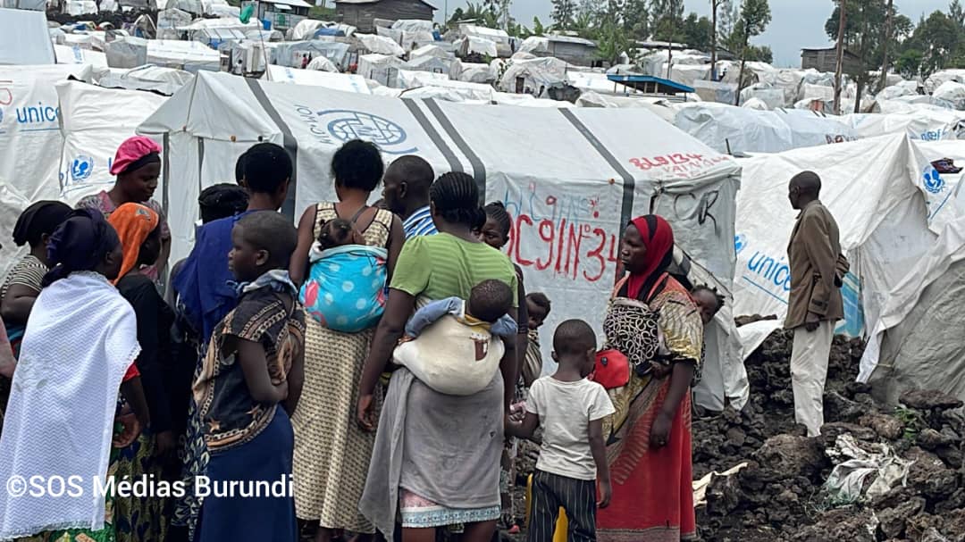 Les combats dans l’est congolais continuent de pousser des civils, principalement des femmes et des enfants, à fuir vers des camps de déplacés où les conditions de vie restent précaires et marquées par le manque d’abris, de nourriture et d’accès aux soins de base.