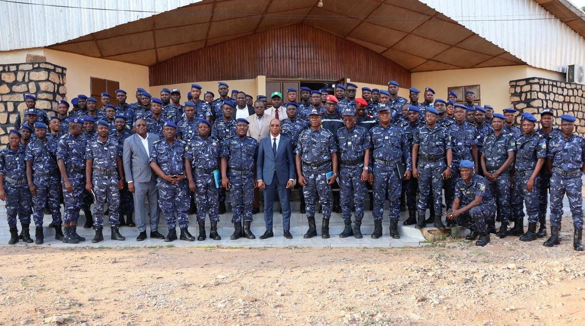 Bénin security minister Djibril Mama Cisse with security forces