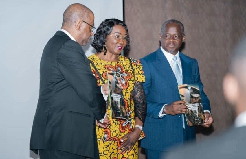 Minister of Tourism surrounded by Vice President of the Republic and Vice President of the Government