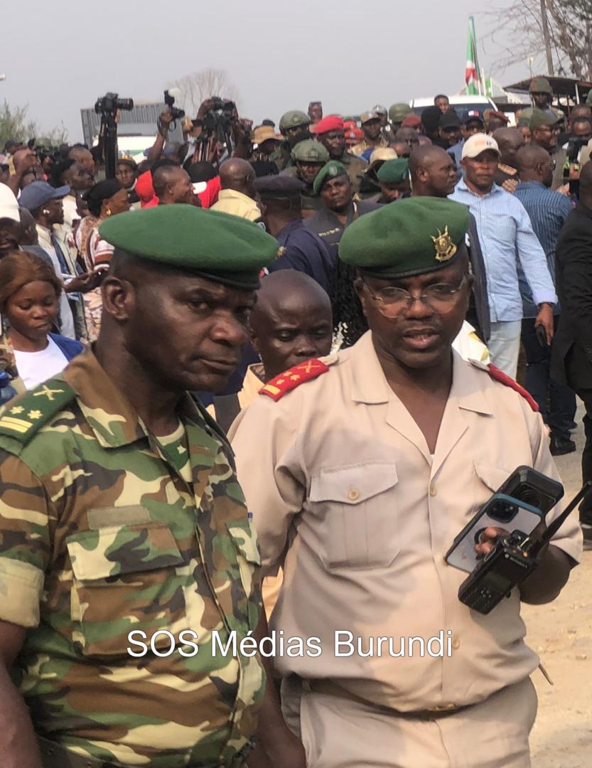 Le général-major Ignace Sibomana, responsable de la Force de réserve et d’appui au développement (FRAD), et le colonel Grégoire Rivuzimana, aide de camp du chef d’état-major général de l’armée burundaise, le général Prime Niyongabo, lors d’une opération de sécurisation des déplacements d’officiels congolais dans le Sud-Kivu, en septembre 2025. ©SOS Médias Burundi