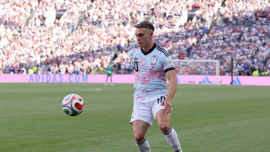 Leandro Trossard in Besiktas jersey