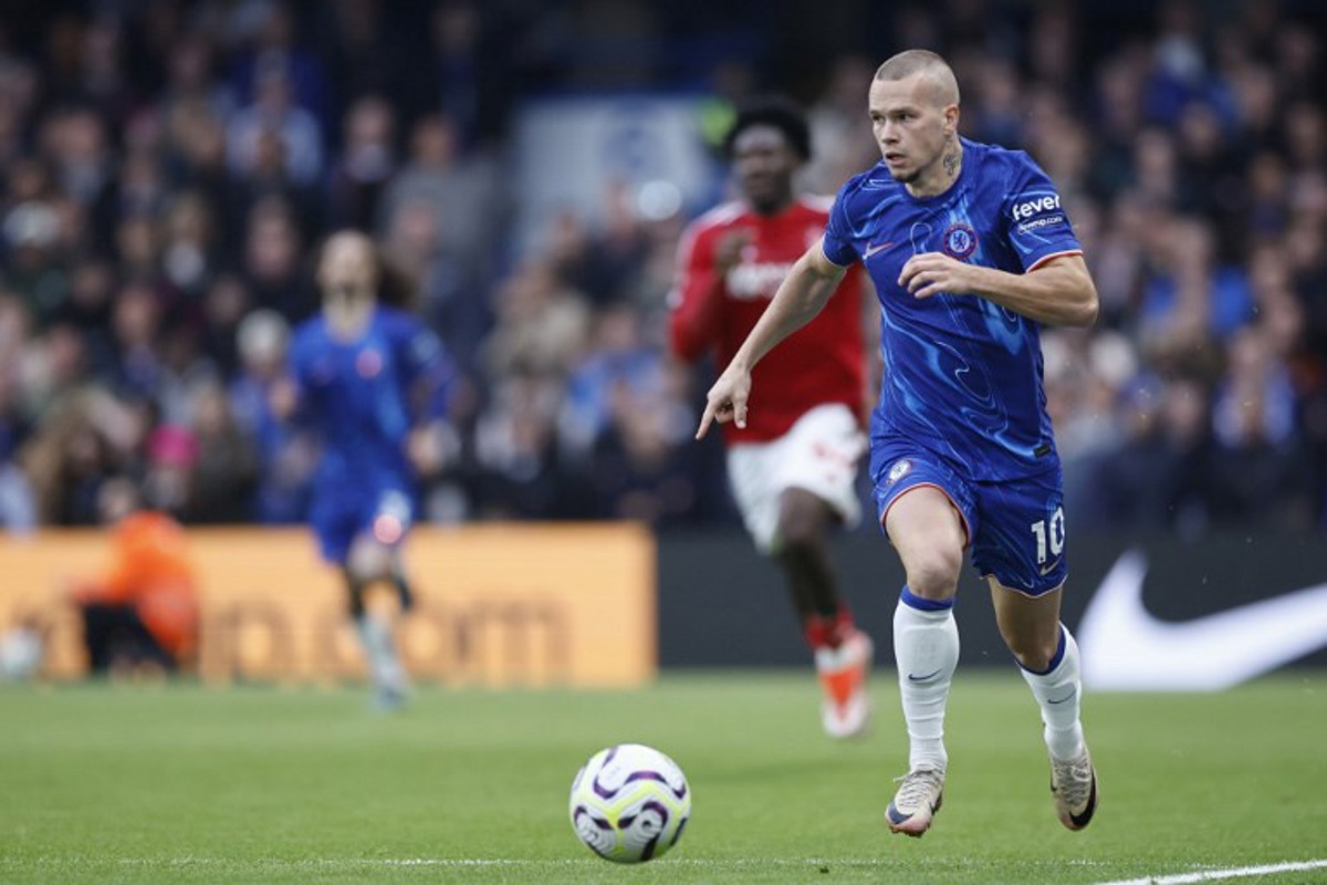 Chelsea's Ukrainian midfielder #10 Mykhailo Mudryk runs with the ball during the English Premier League football match between Chelsea and Nottingham Forest at Stamford Bridge in London on October 6, 2024.